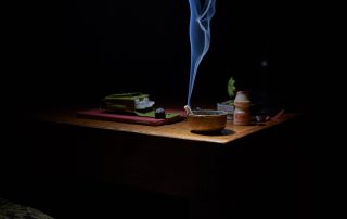 Fumer en conscience : une volute de fumée bleue dans une ambiance intime.