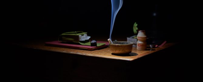 Fumer en conscience : une volute de fumée bleue dans une ambiance intime.